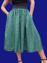 Charger l'image dans la galerie, Jupe plissée vintage Aimée - Vert émeraude, boutonnée et graphique. Taille XS, 34, 36. Promod. Made in France.