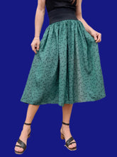 Charger l'image dans la galerie, Jupe plissée vintage Aimée - Vert émeraude, boutonnée et graphique. Taille XS, 34, 36. Promod. Made in France.