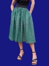 Charger l'image dans la galerie, Jupe plissée vintage Aimée - Vert émeraude, boutonnée et graphique. Taille XS, 34, 36. Promod. Made in France.