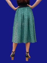 Charger l'image dans la galerie, Jupe plissée vintage Aimée - Vert émeraude, boutonnée et graphique. Taille XS, 34, 36. Promod. Made in France.