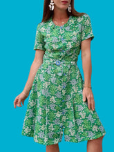 Charger l'image dans la galerie, Robe vintage Marcia - Fleurie verte, toute boutonnée. Taille S, 36, 38. Dennet Barry. Made in France.