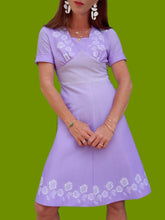 Charger l'image dans la galerie, Robe vintage Marlène - Parme à pois et à fleurs. Taille M, 38, 40.