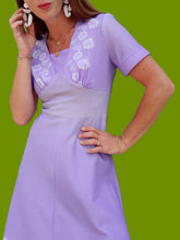 Charger l'image dans la galerie, Robe vintage Marlène - Parme à pois et à fleurs. Taille M, 38, 40.