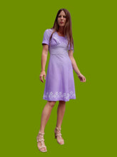 Charger l'image dans la galerie, Robe vintage Marlène - Parme à pois et à fleurs. Taille M, 38, 40.