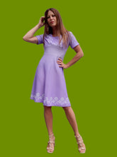 Charger l'image dans la galerie, Robe vintage Marlène - Parme à pois et à fleurs. Taille M, 38, 40.