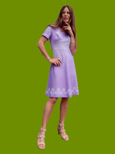 Charger l'image dans la galerie, Robe vintage Marlène - Parme à pois et à fleurs. Taille M, 38, 40.