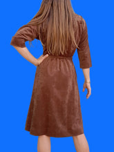 Charger l'image dans la galerie, Robe vintage Célia - Peau de pêche marron. Taille S ou 36, 38. Made in France.