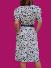 Charger l'image dans la galerie, Robe vintage Charlotte - Fleurie blanche et bleue. Taille M, 38, 40. Made in France.