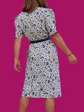Charger l'image dans la galerie, Robe vintage Charlotte - Fleurie blanche et bleue. Taille M, 38, 40. Made in France.