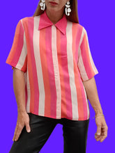 Charger l'image dans la galerie, Chemisier 'Seconde' Marjorie - Soie rayée rose et corail. Taille L, 40, 42. Laurene M.
