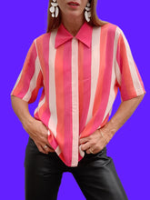 Charger l'image dans la galerie, Chemisier 'Seconde' Marjorie - Soie rayée rose et corail. Taille L, 40, 42. Laurene M.