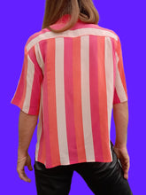 Charger l'image dans la galerie, Chemisier 'Seconde' Marjorie - Soie rayée rose et corail. Taille L, 40, 42. Laurene M.