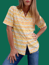Charger l'image dans la galerie, Chemisier vintage Éléa - Jaune imprimé graphique en coton. Taille S, 36, 38. Besafinad Paris. Made in France.