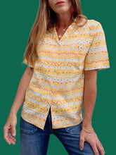 Charger l'image dans la galerie, Chemisier vintage Éléa - Jaune imprimé graphique en coton. Taille S, 36, 38. Besafinad Paris. Made in France.