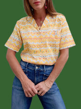 Charger l'image dans la galerie, Chemisier vintage Éléa - Jaune imprimé graphique en coton. Taille S, 36, 38. Besafinad Paris. Made in France.