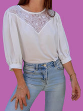 Charger l'image dans la galerie, Top vintage Capucine - Broderies florales en V. Manches bouffantes. Taille XXL, 44, 46
