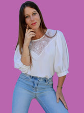 Charger l'image dans la galerie, Top vintage Capucine - Broderies florales en V. Manches bouffantes. Taille XXL, 44, 46