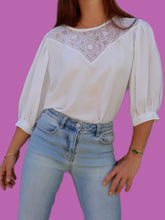 Charger l'image dans la galerie, Top vintage Capucine - Broderies florales en V. Manches bouffantes. Taille XXL, 44, 46