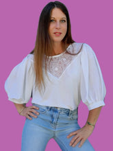 Charger l'image dans la galerie, Top vintage Capucine - Broderies florales en V. Manches bouffantes. Taille XXL, 44, 46