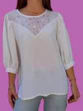 Charger l'image dans la galerie, Top vintage Capucine - Broderies florales en V. Manches bouffantes. Taille XXL, 44, 46