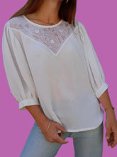 Charger l'image dans la galerie, Top vintage Capucine - Broderies florales en V. Manches bouffantes. Taille XXL, 44, 46