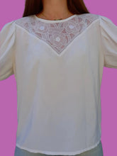 Charger l'image dans la galerie, Top vintage Capucine - Broderies florales en V. Manches bouffantes. Taille XXL, 44, 46