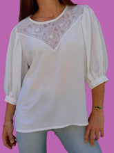 Charger l'image dans la galerie, Top vintage Capucine - Broderies florales en V. Manches bouffantes. Taille XXL, 44, 46