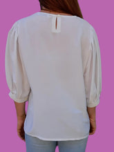 Charger l'image dans la galerie, Top vintage Capucine - Broderies florales en V. Manches bouffantes. Taille XXL, 44, 46