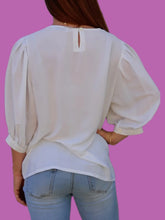 Charger l'image dans la galerie, Top vintage Capucine - Broderies florales en V. Manches bouffantes. Taille XXL, 44, 46