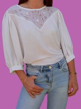 Charger l'image dans la galerie, Top vintage Capucine - Broderies florales en V. Manches bouffantes. Taille XXL, 44, 46