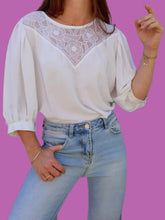 Charger l'image dans la galerie, Top vintage Capucine - Broderies florales en V. Manches bouffantes. Taille XXL, 44, 46