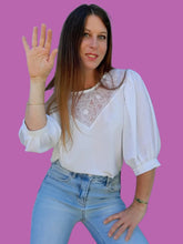 Charger l'image dans la galerie, Top vintage Capucine - Broderies florales en V. Manches bouffantes. Taille XXL, 44, 46