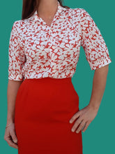 Charger l'image dans la galerie, Chemisier vintage Rebecca - Fleuri rouge. Taille M, 38, 40. Fabriqué en France.