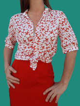 Charger l'image dans la galerie, Chemisier vintage Rebecca - Fleuri rouge. Taille M, 38, 40. Fabriqué en France.