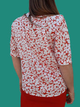 Charger l'image dans la galerie, Chemisier vintage Rebecca - Fleuri rouge. Taille M, 38, 40. Fabriqué en France.