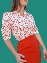 Charger l'image dans la galerie, Chemisier vintage Rebecca - Fleuri rouge. Taille M, 38, 40. Fabriqué en France.