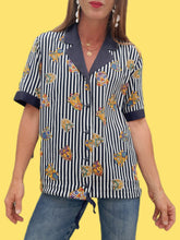 Charger l'image dans la galerie, Chemisier vintage Cassandra - Rayures et blasons. Col contrastant Taille XL, 42, 44