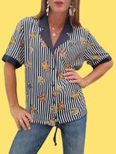 Charger l'image dans la galerie, Chemisier vintage Cassandra - Rayures et blasons. Col contrastant Taille XL, 42, 44