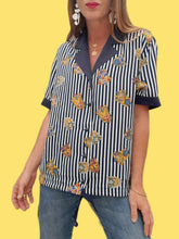 Charger l'image dans la galerie, Chemisier vintage Cassandra - Rayures et blasons. Col contrastant Taille XL, 42, 44