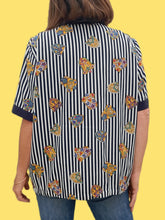Charger l'image dans la galerie, Chemisier vintage Cassandra - Rayures et blasons. Col contrastant Taille XL, 42, 44