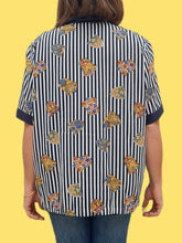 Charger l'image dans la galerie, Chemisier vintage Cassandra - Rayures et blasons. Col contrastant Taille XL, 42, 44