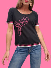 Charger l'image dans la galerie, Tee-Shirt 'Seconde' Lucie - Noir a slogan. Taille M, 38, 40. Jeans de Christian Lacroix. Made in Italy.