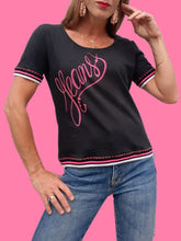 Charger l'image dans la galerie, Tee-Shirt 'Seconde' Lucie - Noir a slogan. Taille M, 38, 40. Jeans de Christian Lacroix. Made in Italy.