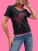 Charger l'image dans la galerie, Tee-Shirt 'Seconde' Lucie - Noir a slogan. Taille M, 38, 40. Jeans de Christian Lacroix. Made in Italy.