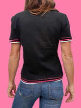 Charger l'image dans la galerie, Tee-Shirt 'Seconde' Lucie - Noir a slogan. Taille M, 38, 40. Jeans de Christian Lacroix. Made in Italy.