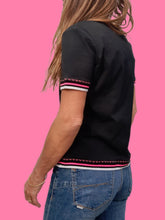 Charger l'image dans la galerie, Tee-Shirt 'Seconde' Lucie - Noir a slogan. Taille M, 38, 40. Jeans de Christian Lacroix. Made in Italy.