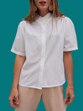 Charger l'image dans la galerie, Chemisier vintage Clarisse - Blanc au col boutonné. Taille S, 36, 38. Made in France.