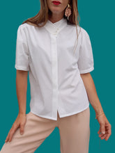 Charger l'image dans la galerie, Chemisier vintage Clarisse - Blanc au col boutonné. Taille S, 36, 38. Made in France.