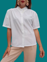 Charger l'image dans la galerie, Chemisier vintage Clarisse - Blanc au col boutonné. Taille S, 36, 38. Made in France.