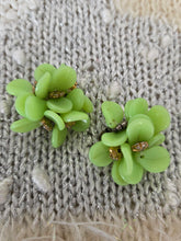 Charger l'image dans la galerie, Boucles d'oreilles Yvonne - Bouquet Floral Vert anis.